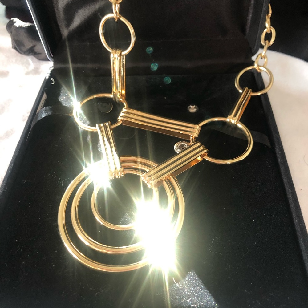 Gold Short Circle necklace